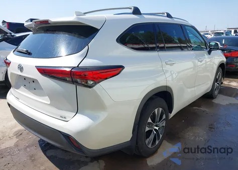 2021 Toyota Highlander Xle z USA, uszkodzony, nr VIN 5TDGZRAH8MS063217